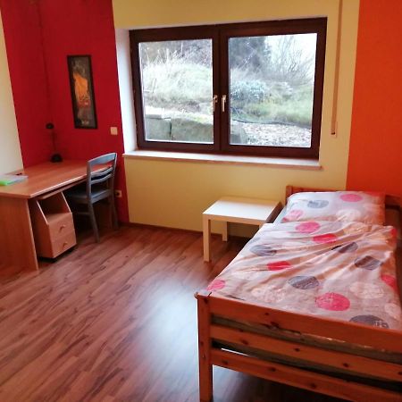 Moderne Ganze Ferienwohnung 1Km Zum Funpark Und Nur 15 Minuten Nach Nuernberg Zirndorf Exterior foto
